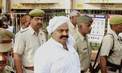 कौशांबी : पूर्व सांसद अतीक अहमद के रिश्तेदार के मकान पर चला बुलडोजर कौशांबी : पूर्व सांसद अतीक अहमद के रिश्तेदार के मकान पर चला बुलडोजर