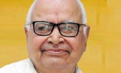 स्वयं को पुस्तक मानकर उसे पढ़ें - हृदयनारायण दीक्षित स्वयं को पुस्तक मानकर उसे पढ़ें - हृदयनारायण दीक्षित