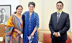 डॉ कफील खान ने सपरिवार प्रियंका गांधी से की मुलाकात डॉ कफील खान ने सपरिवार प्रियंका गांधी से की मुलाकात