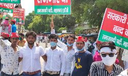 झांसी- योगी सरकार के विरोध में समाजवादी पार्टी ने किया विरोध प्रदर्शन