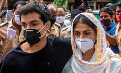 अभिनेत्री रिया चक्रवर्ती और उसके भाई शौविक चक्रवर्ती की बढ़ी मुसीबत अभिनेत्री रिया चक्रवर्ती और उसके भाई शौविक चक्रवर्ती की बढ़ी मुसीबत