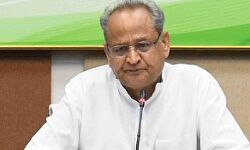 प्रदर्शनकारियों से शांति एवं कानून-व्यवस्था बनाए रखने की अपील : गहलोत प्रदर्शनकारियों से शांति एवं कानून-व्यवस्था बनाए रखने की अपील : गहलोत