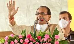 मुख्यमंत्री ने महिला सफाई कर्मियों के साथ झाडू लगाकर हाथ बटाया मुख्यमंत्री ने महिला सफाई कर्मियों के साथ झाडू लगाकर हाथ बटाया