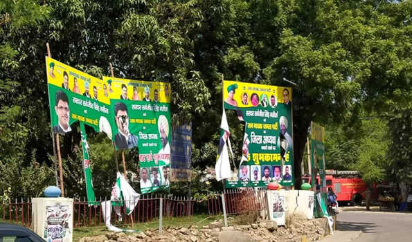 किसानों ने फाड़े उपमुख्यमंत्री के पोस्टर