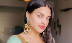 कृषि विधेयक के समर्थन में आयी हिमांशी खुराना कृषि विधेयक के समर्थन में आयी हिमांशी खुराना