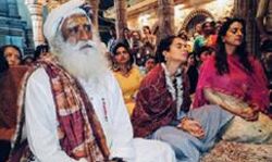 काशी विश्वनाथ के मंदिर पहुंची कंगना काशी विश्वनाथ के मंदिर पहुंची कंगना