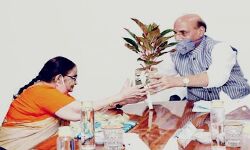 A बकेट ऑफ फ्लावर हाउस: सीखने और लिखने की कोई उम्र नहीं होती A बकेट ऑफ फ्लावर हाउस: सीखने और लिखने की कोई उम्र नहीं होती