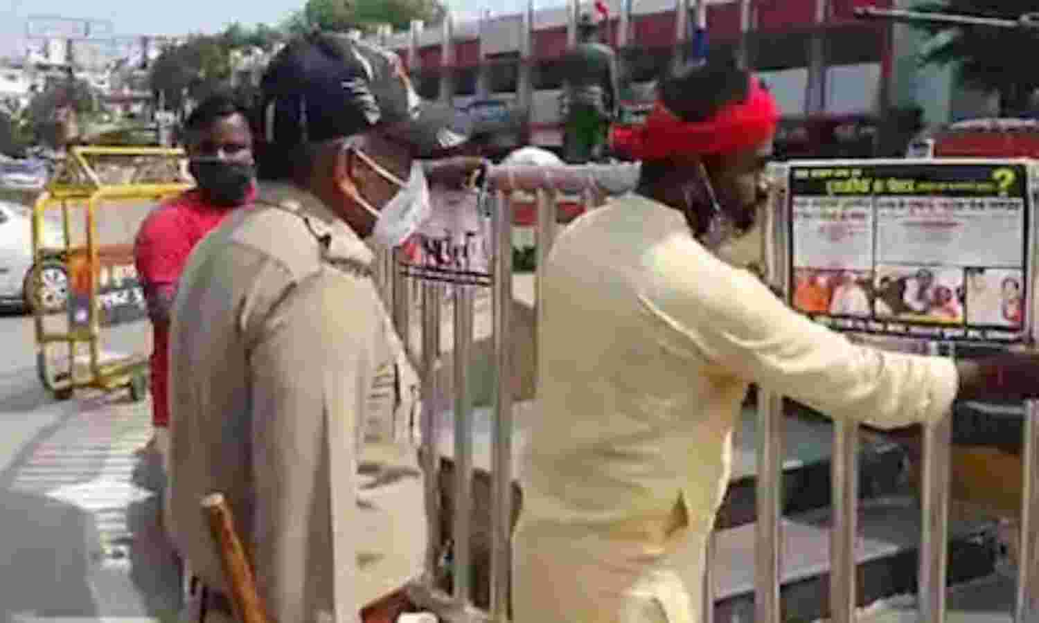गैंगरेप के आरोपी बीजेपी नेता का समाजवादी पार्टी ने लगाया पोस्टर