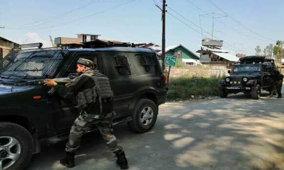 सुरक्षाबलों और आतंकवादियों के बीच मुठभेड़, सर्च ऑपरेशन जारी