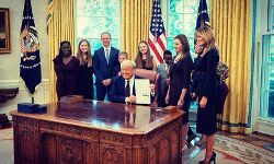 Donald Trump ने Amy Coney Barrett को Supreme court के नए जज के तौर पर किया नामित