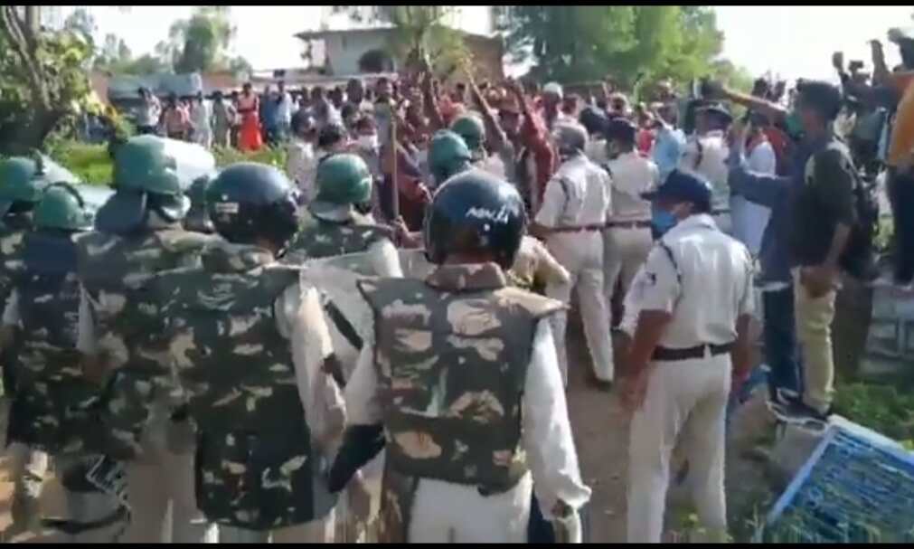 पुलिस लॉकअप में चली गोली,एक की मौत थाने पर पथराव