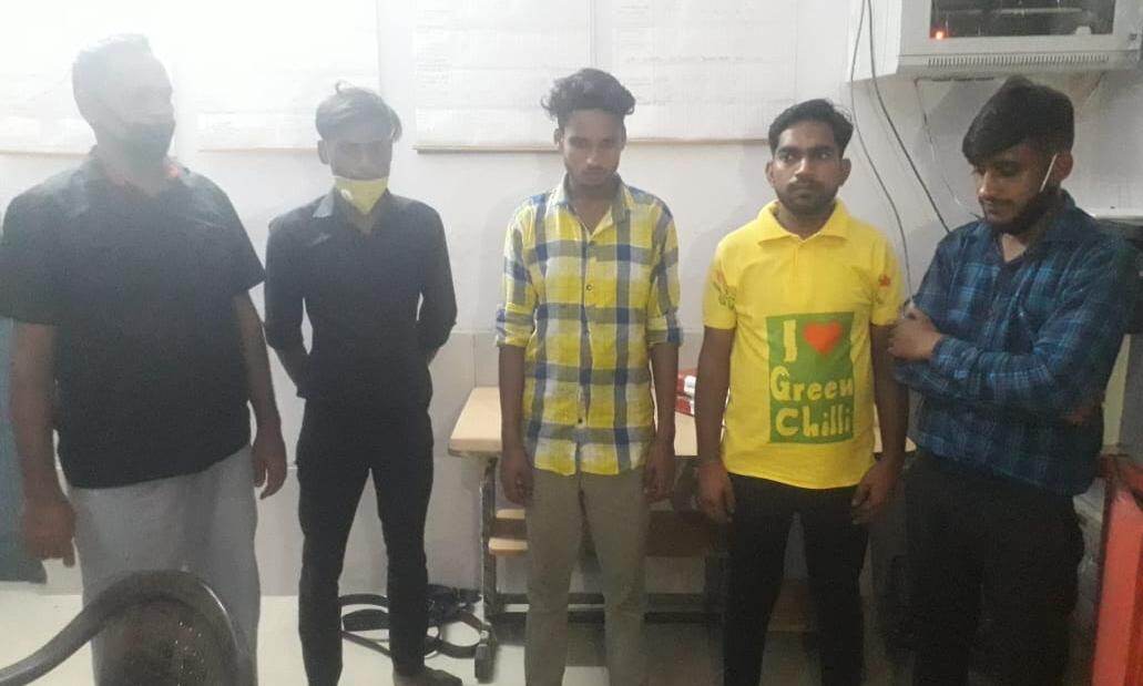 पुलिस ने पकड़ा हुक्का-बार, 5 किए गिरफ्तार