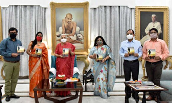 आनंदीबेन ने किया दो पुस्तकों का किया विमोचन