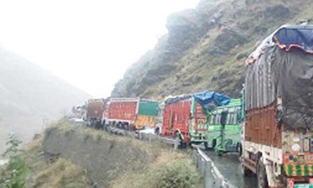 भूस्खलन के कारण श्रीनगर-लेह राजमार्ग बाधित