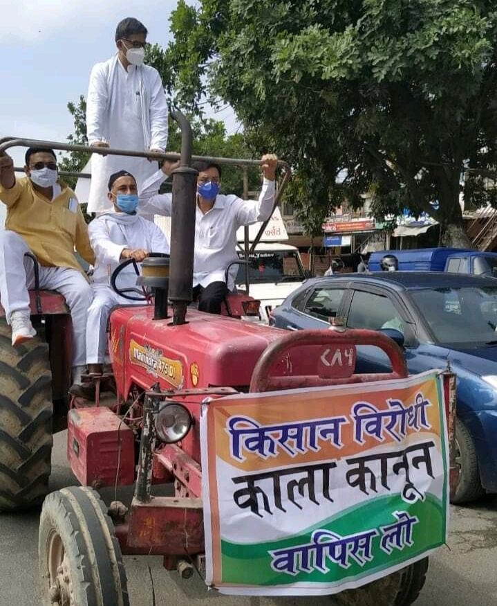 किसानों के हक़ के लिए सियासी सड़क पर काजी की ट्रैक्टर से सवारी किसानों के हक़ के लिए सियासी सड़क पर काजी की ट्रैक्टर से सवारी