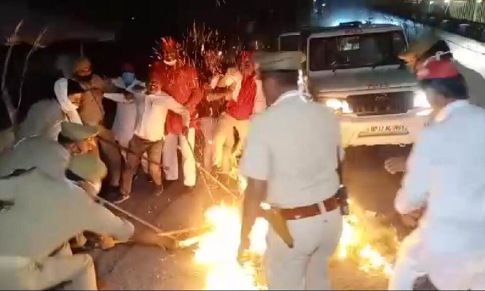 महिलाओ पर अत्याचार के विरोध में सपा नेताओं ने योगी सरकार का फूंका पुतला