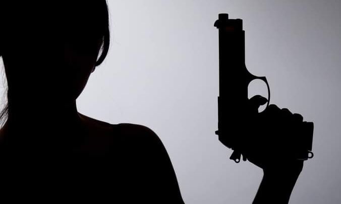 पिस्तौल और देसी कट्टा के साथ तमंचेबाज महिला पुलिस की गिरफ्त में