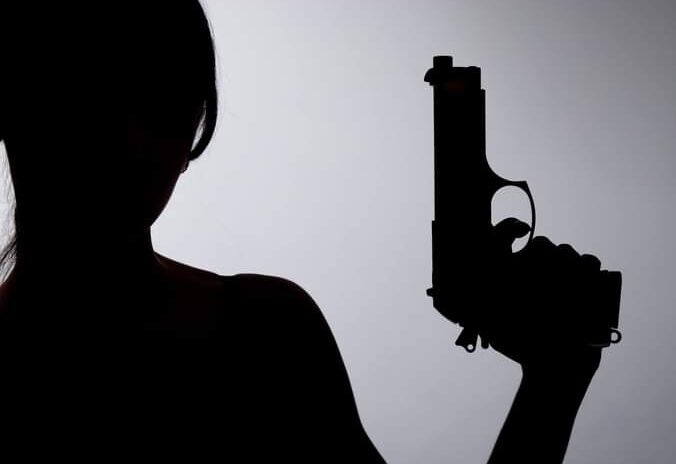 पिस्तौल और देसी कट्टा के साथ तमंचेबाज महिला पुलिस की गिरफ्त में पिस्तौल और देसी कट्टा के साथ तमंचेबाज महिला पुलिस की गिरफ्त में