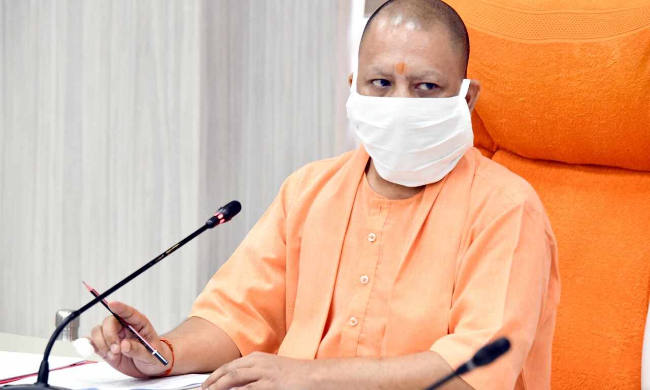 हाथरस में फेल हो चुके डीएम बचे - एसपी सस्पेंड