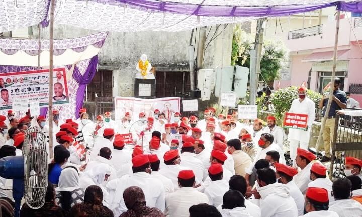 समाजवादी पार्टी का गांधी जयंती पर विशाल सत्याग्रह, 2 घण्टे रखा मौन-व्रत