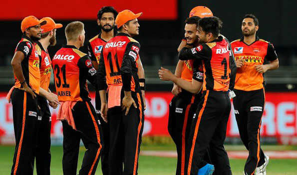 IPL: हांफते रह गए धोनी और जीत गया हैदराबाद