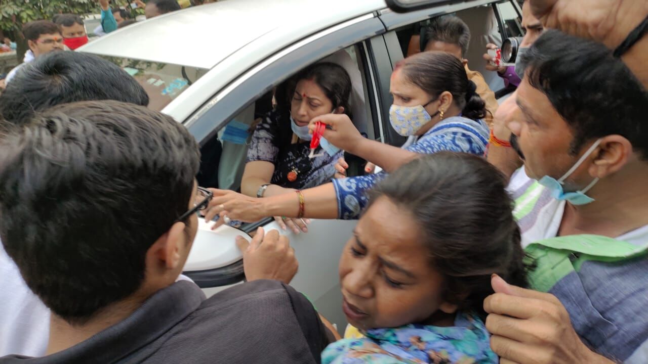 हाथरस को लेकर स्मृति को कांग्रेस-SP ने घेरा, PM-CM के लिए चुड़ियां देने की कोशिश