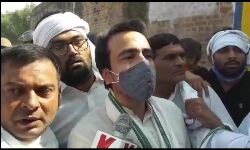 हाथरस में RLD के जयंत चौधरी पर हुआ लाठीचार्ज- गज्जू पठान भी बने ढाल हाथरस में RLD के जयंत चौधरी पर हुआ लाठीचार्ज- गज्जू पठान भी बने ढाल