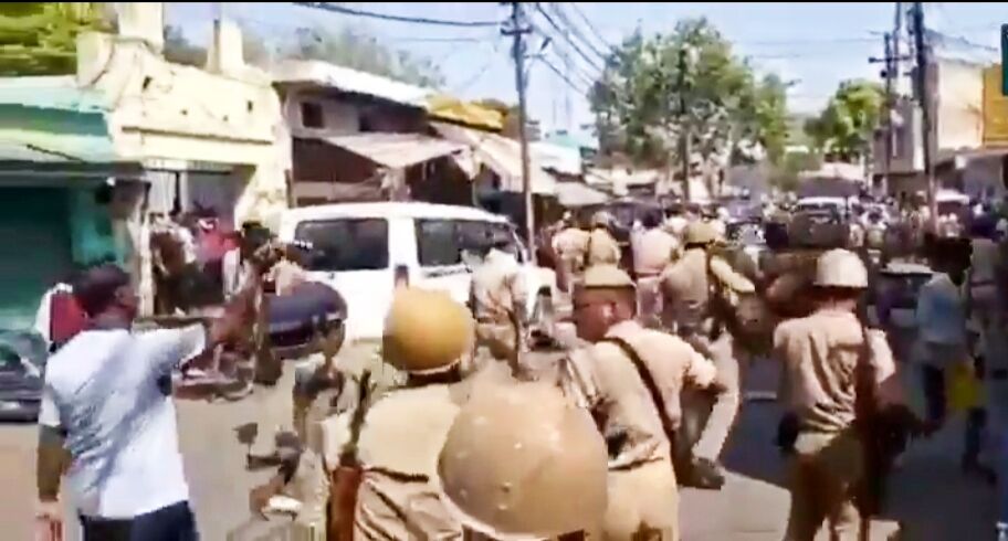 हाथरस में SP और RLD कार्यकर्ताओं पर पुलिस का लाठीचार्ज