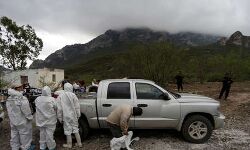 दो वैन गाड़ियों से 12 शव बरामद