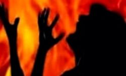 सनसनीखेज वारदात - पेट्रोल उडेलकर युवती को जिंदा जलाया