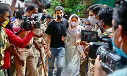 सुशांत सुसाइड केस- रिया चक्रवर्ती को अदालत से मिली बेल सुशांत सुसाइड केस- रिया चक्रवर्ती को अदालत से मिली बेल