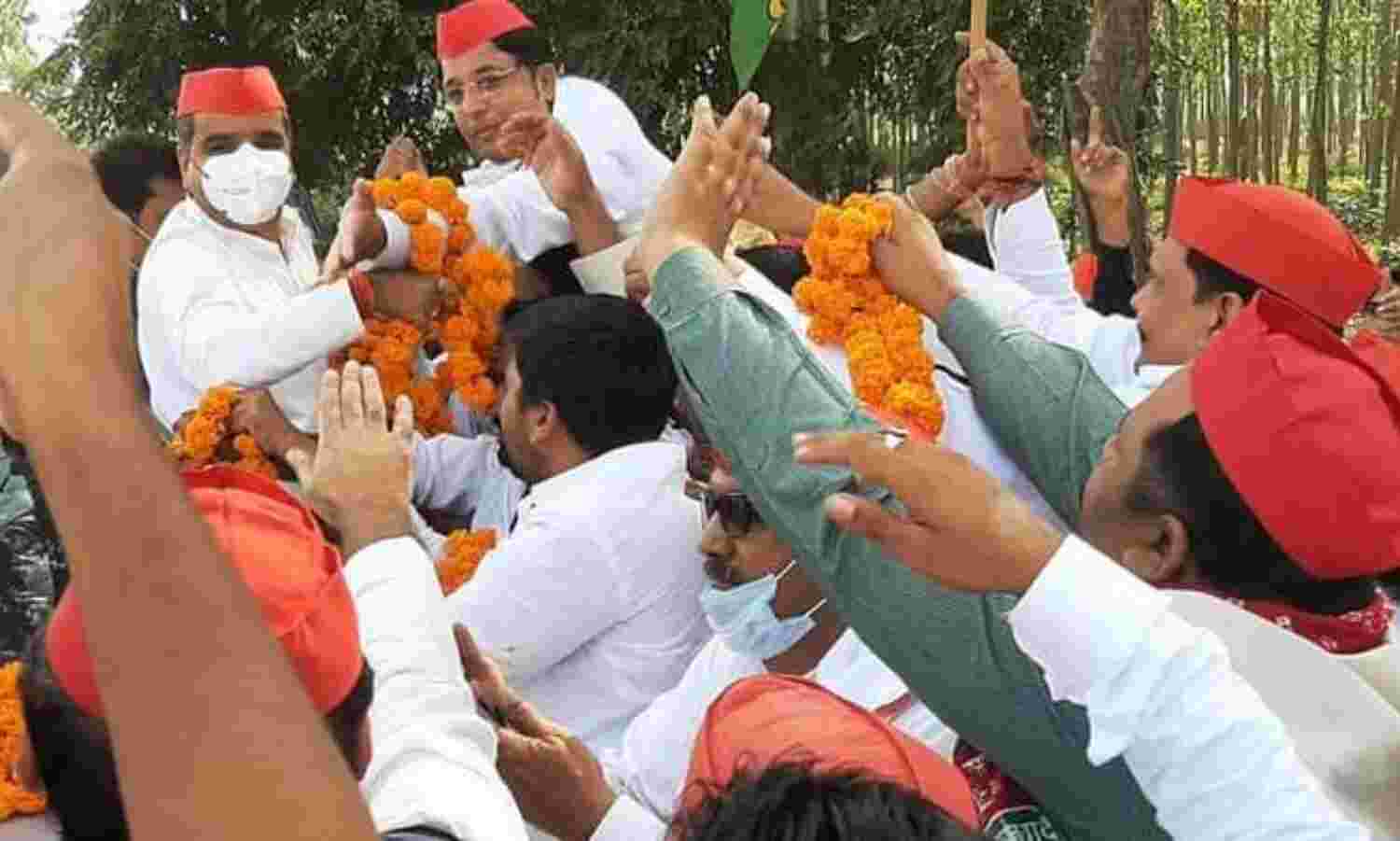 गौरव स्वरूप के आवास पर स्वागत के बाद पूर्व सांसद धमेन्द्र को मिला सम्मान