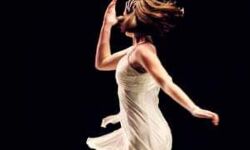 ऑर्केस्ट्रा डांसर ने थाने में किया हंगामा तो लगी हथकड़ी