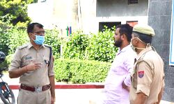 एसपी ने चेकिंग की कमान खुद संभालकर पेट्रोल पंप का किया मुआयना एसपी ने चेकिंग की कमान खुद संभालकर पेट्रोल पंप का किया मुआयना