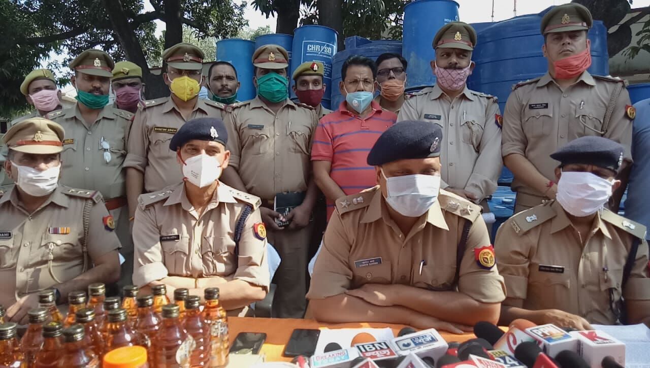 ACP हरीश एंव SHO आंनद का नेतृत्व- सरोजनीनगर थाने ने पकड़ी शराब फैक्ट्री