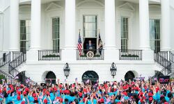 Watch Video~ व्हाइट हाउस पहुंचने के बाद Donald Trump पहली बार आये बाहर