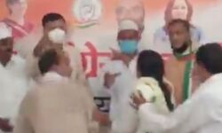 Watch Video ~ टिकट बंटवारे को लेकर नाराजगी पर कांग्रेस नेत्री की पिटाई Watch Video ~ टिकट बंटवारे को लेकर नाराजगी पर कांग्रेस नेत्री की पिटाई