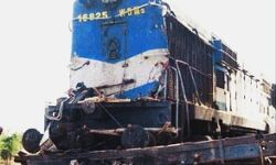 बिना फाटक की रेलवे क्रॉसिंग पर ट्रेन बस की जोरदार टक्कर बिना फाटक की रेलवे क्रॉसिंग पर ट्रेन बस की जोरदार टक्कर