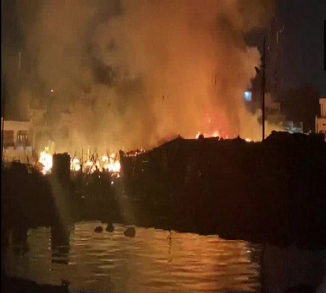 ऐशबाग के घोबीघाट झुग्गी झोपड़ी में लगी भीषण आग से 100 झोपड़ियां जलकर राख
