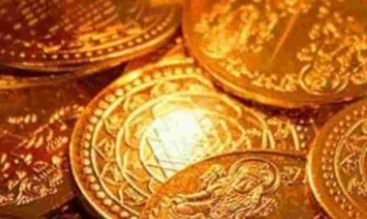 खेत की खुदाई में मिले सम्राट अशोक के काल के पीली धातु के सिक्के