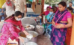 डीएम ने आश्रम में लोगों को अपने हाथों से कराया भोजन- समस्या सुनकर दिए निर्देश