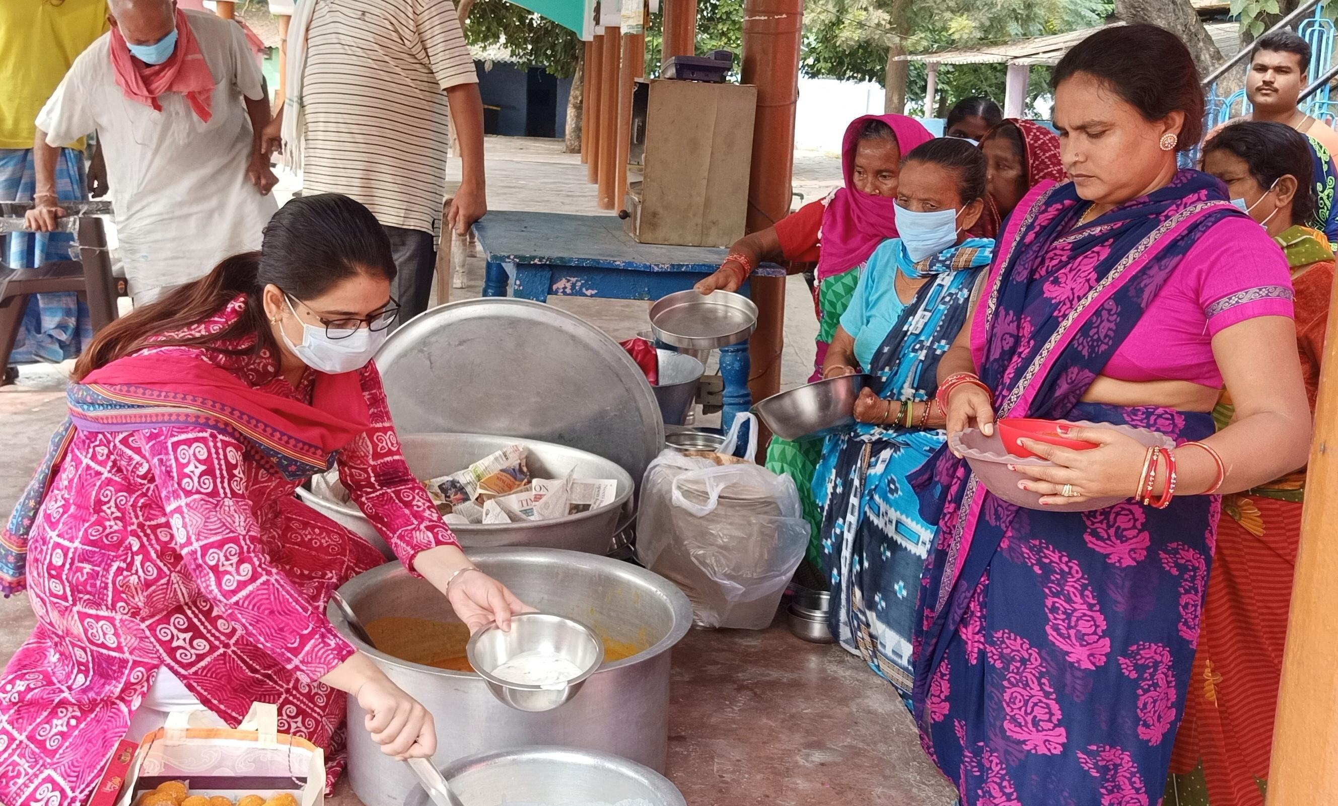 डीएम ने आश्रम में लोगों को अपने हाथों से कराया भोजन- समस्या सुनकर दिए निर्देश