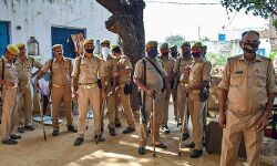 हाथरस : परिजनों, गवाहों को 3 स्तरीय सुरक्षा- सरकार का SC में हलफनामा हाथरस : परिजनों, गवाहों को 3 स्तरीय सुरक्षा- सरकार का SC में हलफनामा