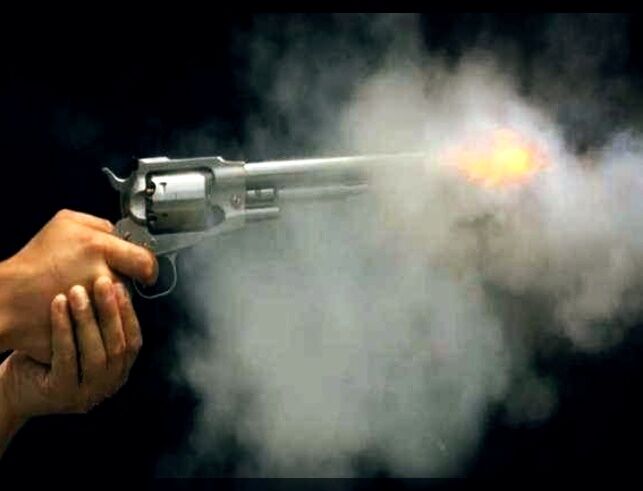 मोबाइल टावर के चक्कर में लहराते तमंचे मोबाइल टावर के चक्कर में लहराते तमंचे