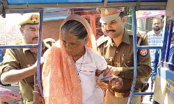 Watch Video~ यूपी पुलिस के SI राकेश चौरसिया के फ़र्ज़ और जज़्बे को सलाम