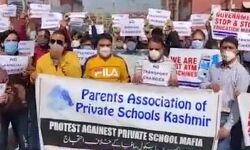 प्राइवेट स्कूलों के खिलाफ अभिभावकों का धरना प्रदर्शन प्राइवेट स्कूलों के खिलाफ अभिभावकों का धरना प्रदर्शन