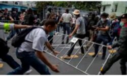 जनता ने किया अपने देश की रानी के खिलाफ प्रदर्शन