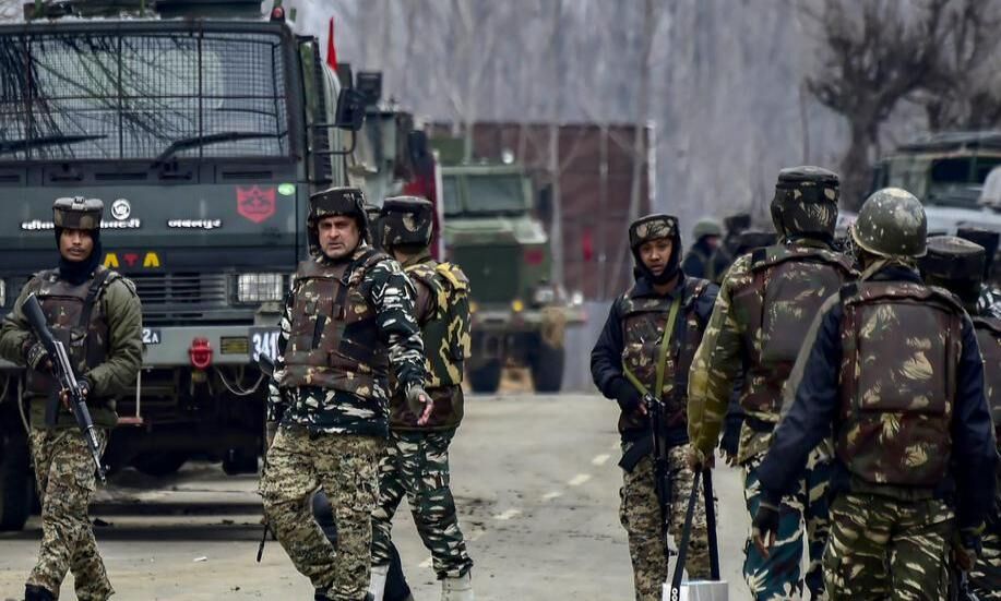 सुरक्षा बल ले रहे हर घर की तलाशी-घेराबंदी कर किया आतंकी ढेर सुरक्षा बल ले रहे हर घर की तलाशी-घेराबंदी कर किया आतंकी ढेर