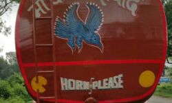 पैदल श्रृद्धालुओं के जत्थे को कुचलकर भागा टैंकर पैदल श्रृद्धालुओं के जत्थे को कुचलकर भागा टैंकर