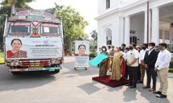 दूसरों को खुशी देने का आनंद कुछ और है दूसरों को खुशी देने का आनंद कुछ और है